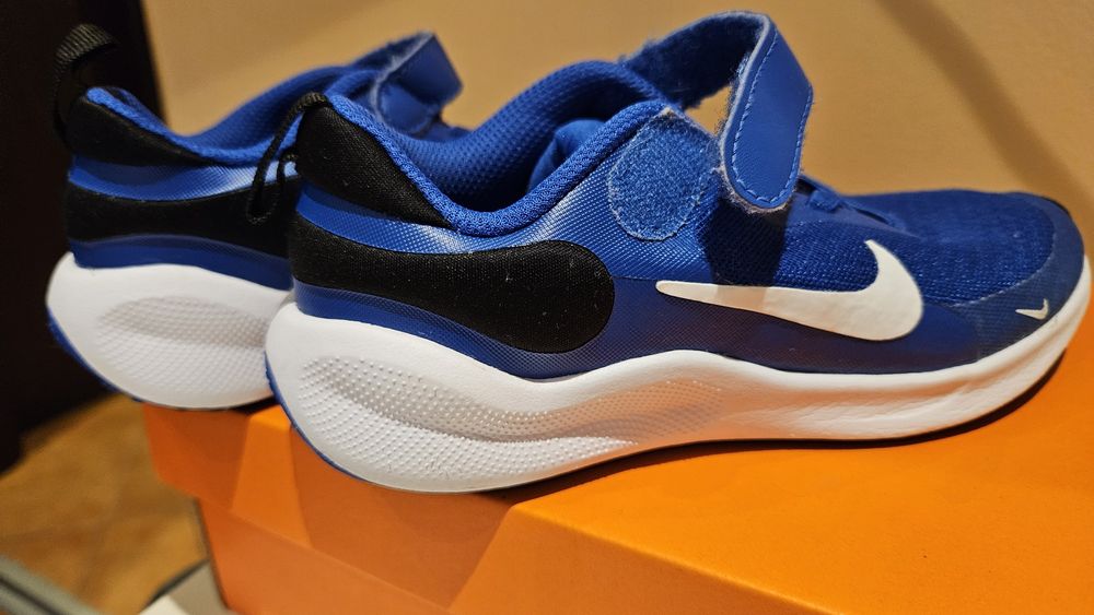 Маратонки Nike  revolution 7