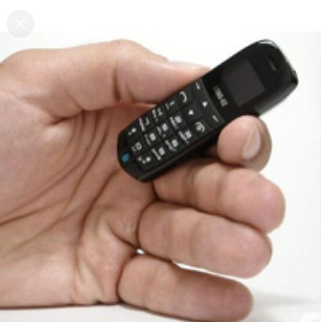 Фотография маленького телефона. AIEK m6. Маленький сотовый телефон. Самый маленький мобильный телефон. Маленький кнопочный телефон.