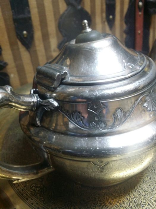 Стар посребрен чайник.