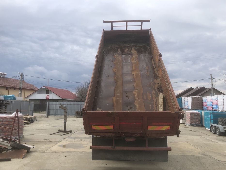 Iveco 24 tone, basculabil cu macara.