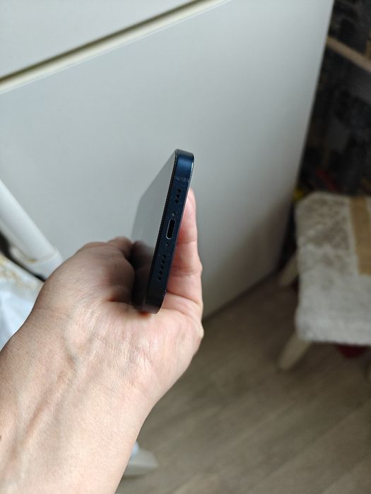 Продам IPhone 13