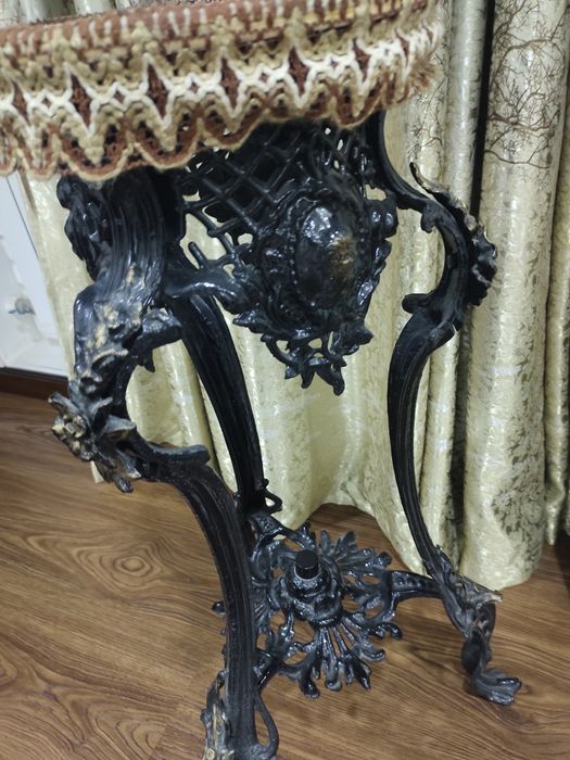 Старинный столик