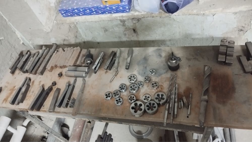 Продам Токарный станок с инструментом!