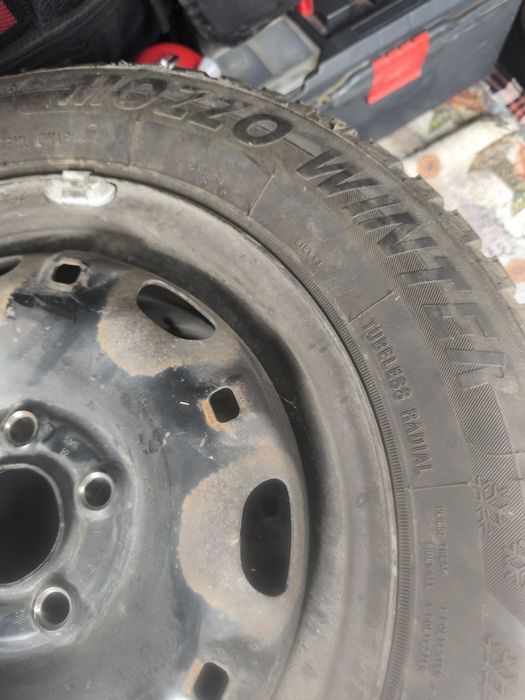 2 броя зимни гуми 175 / 65 / 14