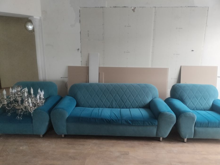 Продаётся диван с двумя креслами