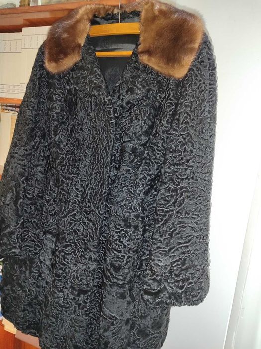 Un cadou superb, haina de astrahan cu aplicatii din blanita de vulpe
