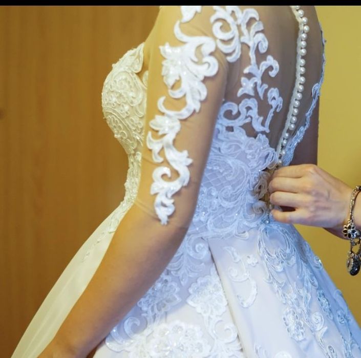 Rochie mireasa deosebita.