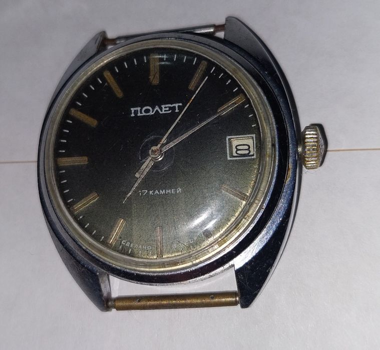 Часы 2 штук 1 жёлтые часы на ходу. Белые часы нерабочие. Цена за всё.