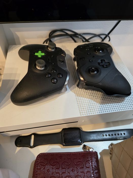 Pachet Premium Gaming: Consola Xbox One S + Două Manete Elite (Series 1 și Series 2)