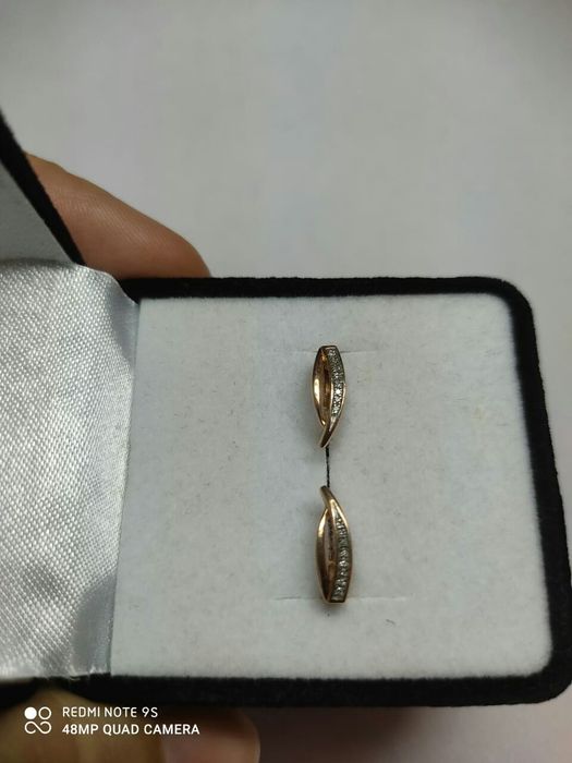 Золотые серьги с бриллиантами.