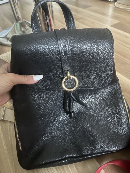 Раница от естествена кожа черна и червена