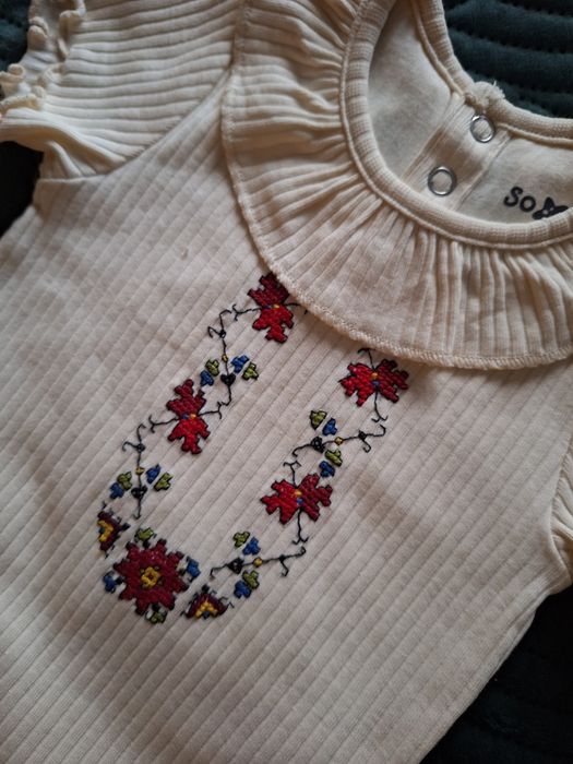 Бебешко боди с ръчно везана шевица