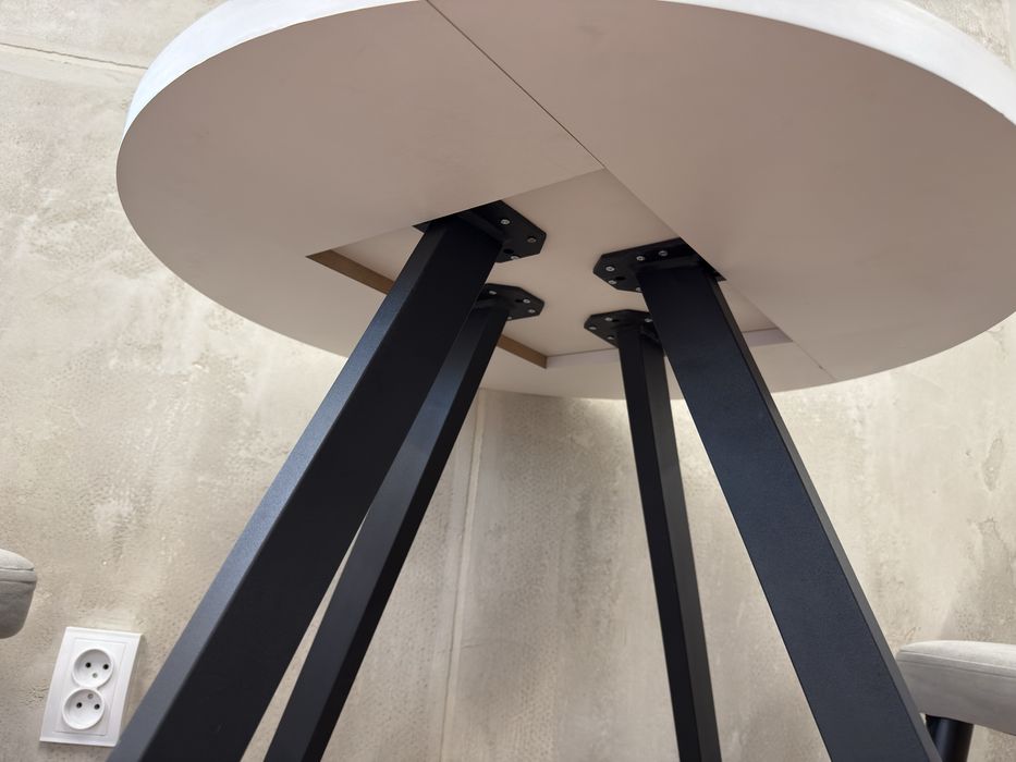 Продаются столы белые