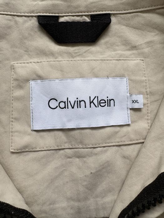 Ветровка на Calvin Klein.