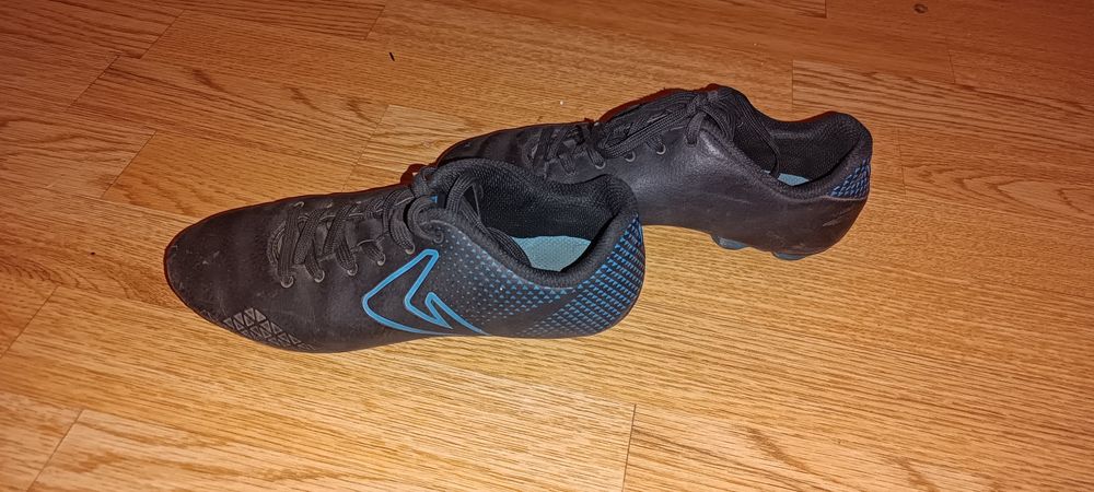 Продам футбол обувь