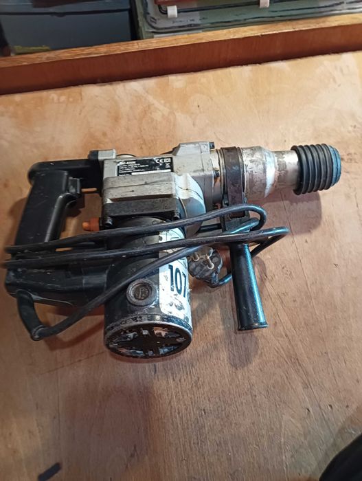 Продавам перфоратор