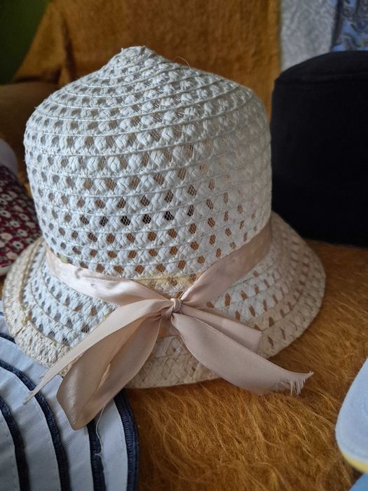 ШАПКИ И козирки- 7 броя