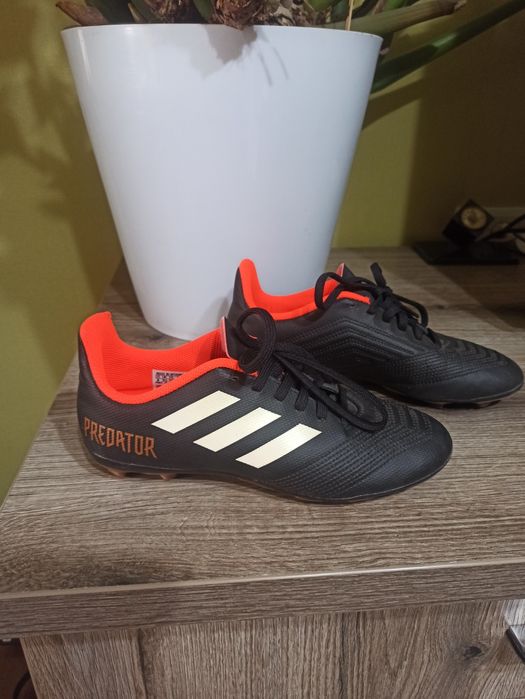 Футбольные бутсы, сороконожки