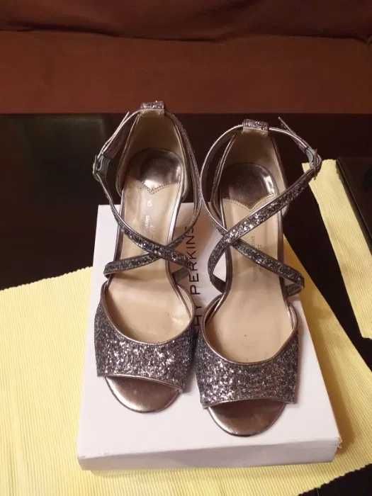 Pродавам дамски сандали