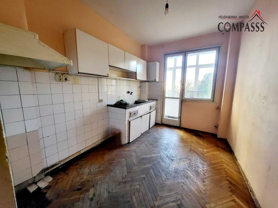 Продава се Тристаен апартамент в Добрич, Център - 92 кв.м за 1196 €/кв.м - Снимка #3