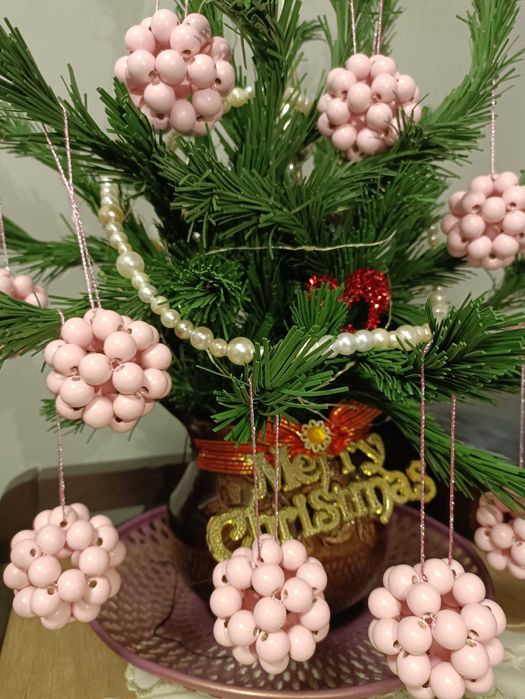 Розовые елочные шары из бусин
