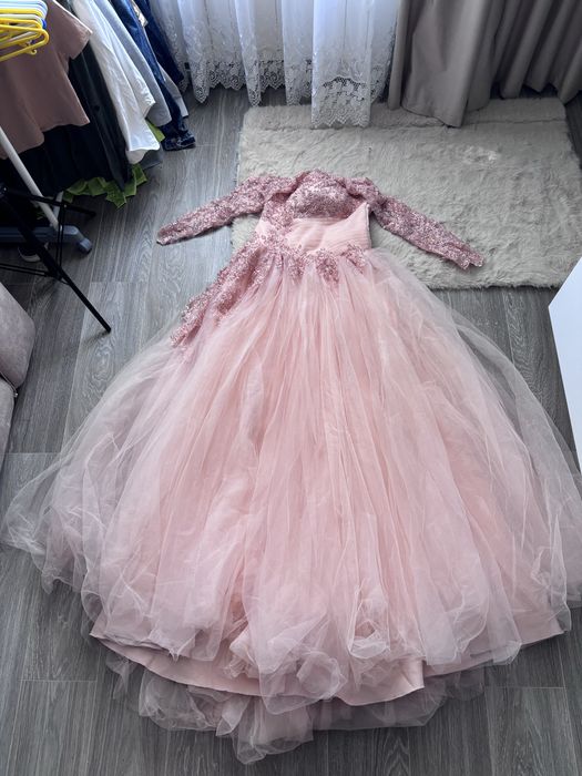 Rochie de seara/eveniment stil prințesă, roz pudrat, cu dantelă și paiete