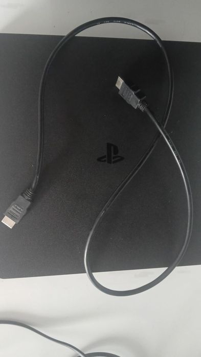 PS4 500GB + 1 manetă