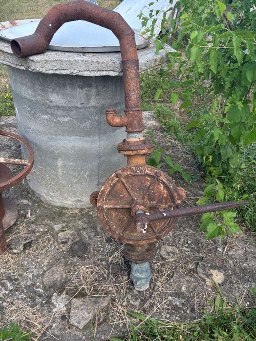Vând pompă apă ;manuală prin acționare maneta de amorsare :solidă și trainică pentru uz zootehnic (vaci ;oi etc )…!
