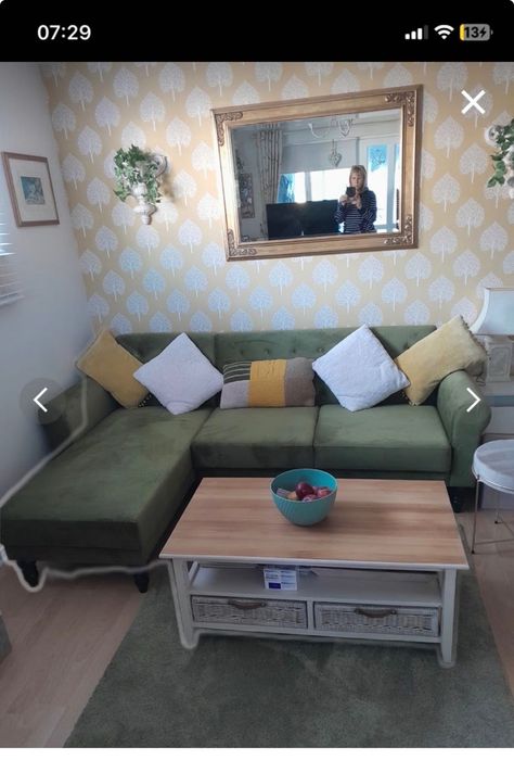 Зелен диван купуван от Великобритания