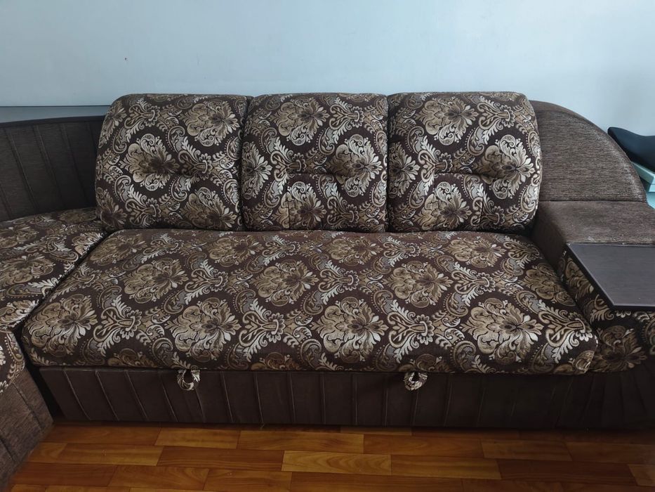 Диван , кровать.