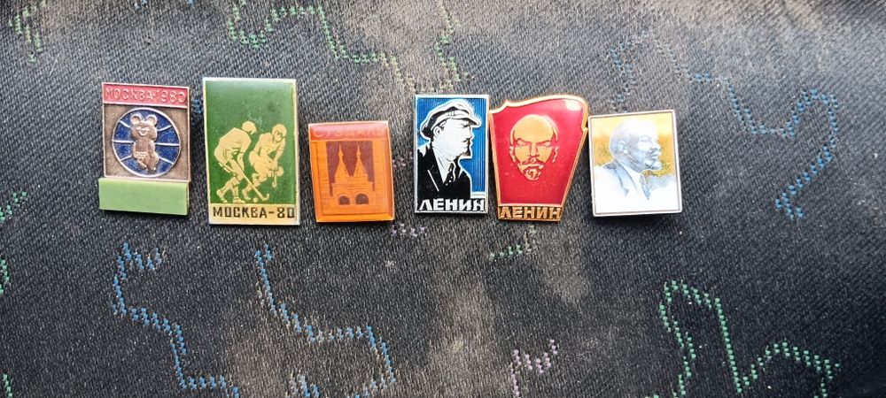 Различни видове значки.