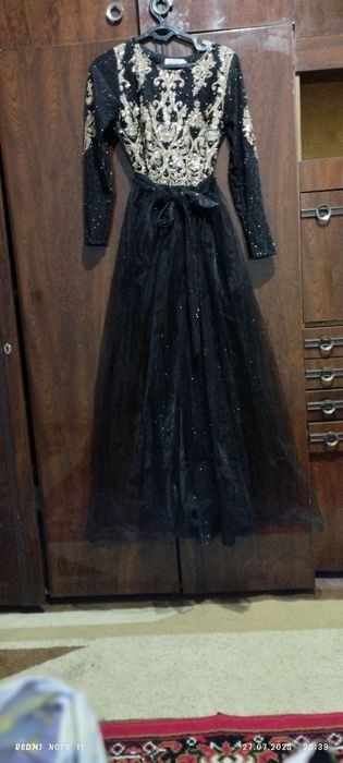 Вечернее платье с стразами и вышивкой