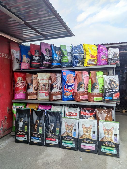 Корма для собак и кошек.