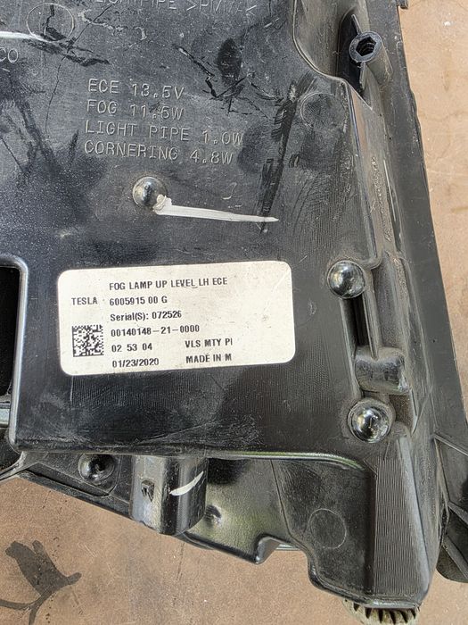 Tesla S ляв халоген