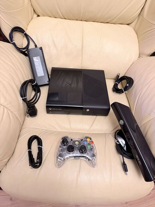 Xbox 360 E – Boxed + кристален контролер + Kinect + 5 игри