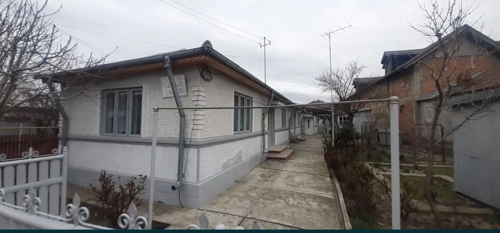 Casă de vanzare cu teren