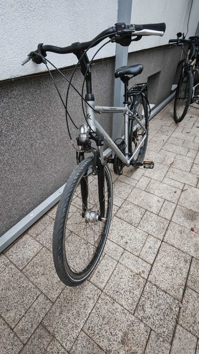 Două biciclete în stare bună, una electrică