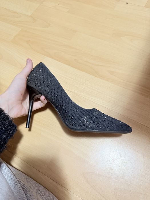 Черни токове с камъчета
