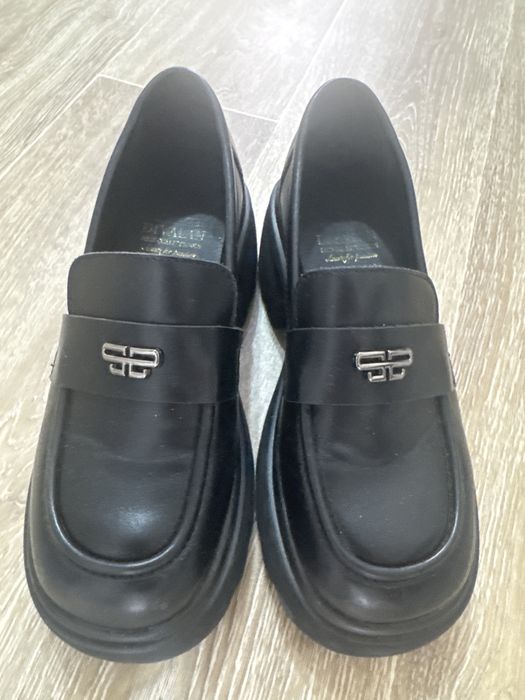 разная обувь(кроссовки,туфли)