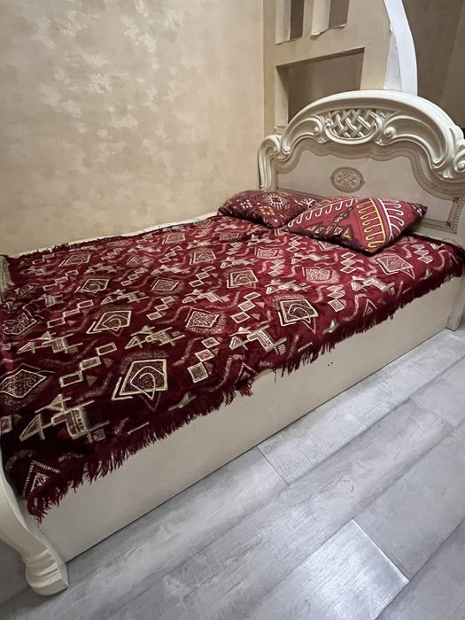 Продам кровать , тумбы, шкаф