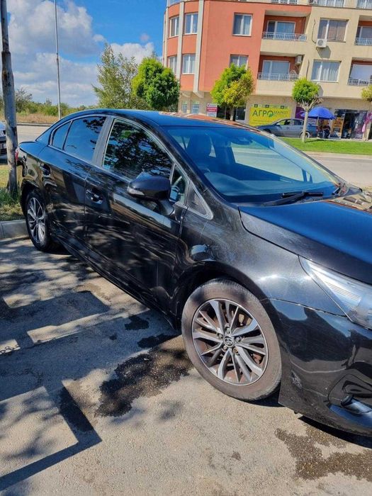 Продавам Toyota Avensis
