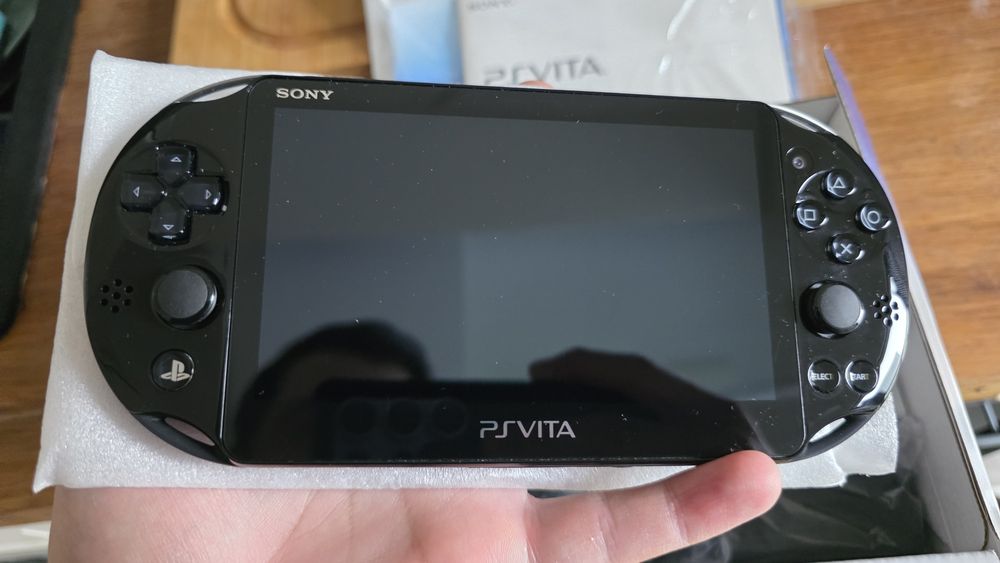 Playstation Vita 2000, Modat, 1500 jocuri, 10 in 1 + Cutie