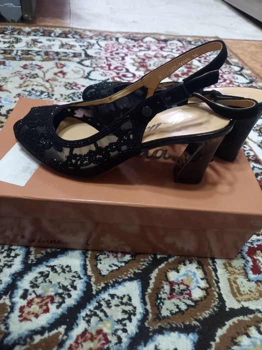 Нарядные туфли со стразами