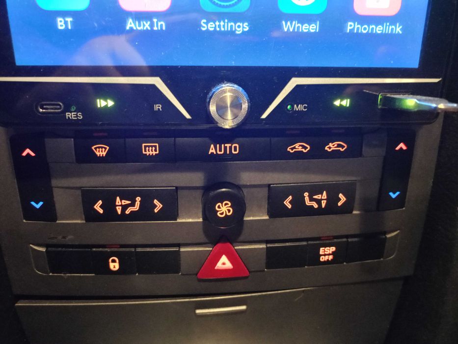 Мултимедия за автомобил с блутут навигация и много екстри