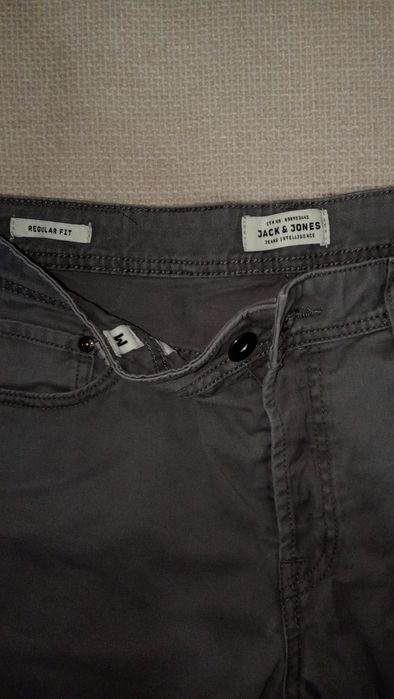 Pantaloni scurți Jack & Jones gri închis / antracit – Mărimea M
Descriere