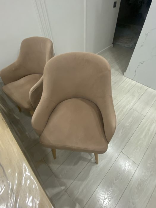 Стол и стулия хорошого качества