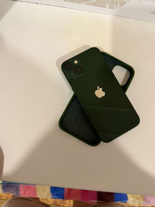 Телефон iPhone 13