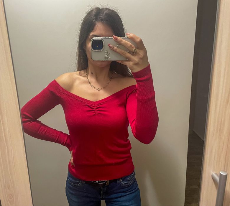 Червена блуза с открити рамене