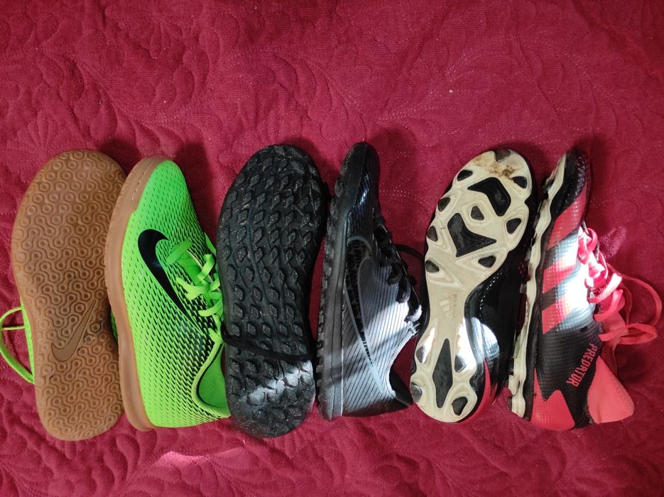 Vând ghete de fotbal de teren, sintetic și sala