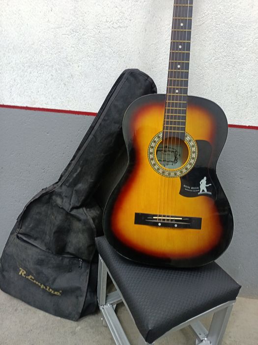 Акустическая Гитара а хорошем состояние